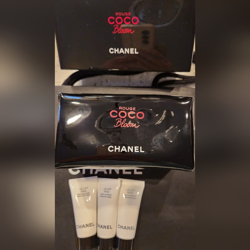 CHANEL Rouge Coco Bloom Case - Picture 6 of 6